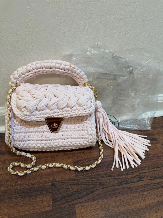 NEW… Handwoven Pink Crochet Shoulder Bag with Gold Chain - Picture 11 of 12
